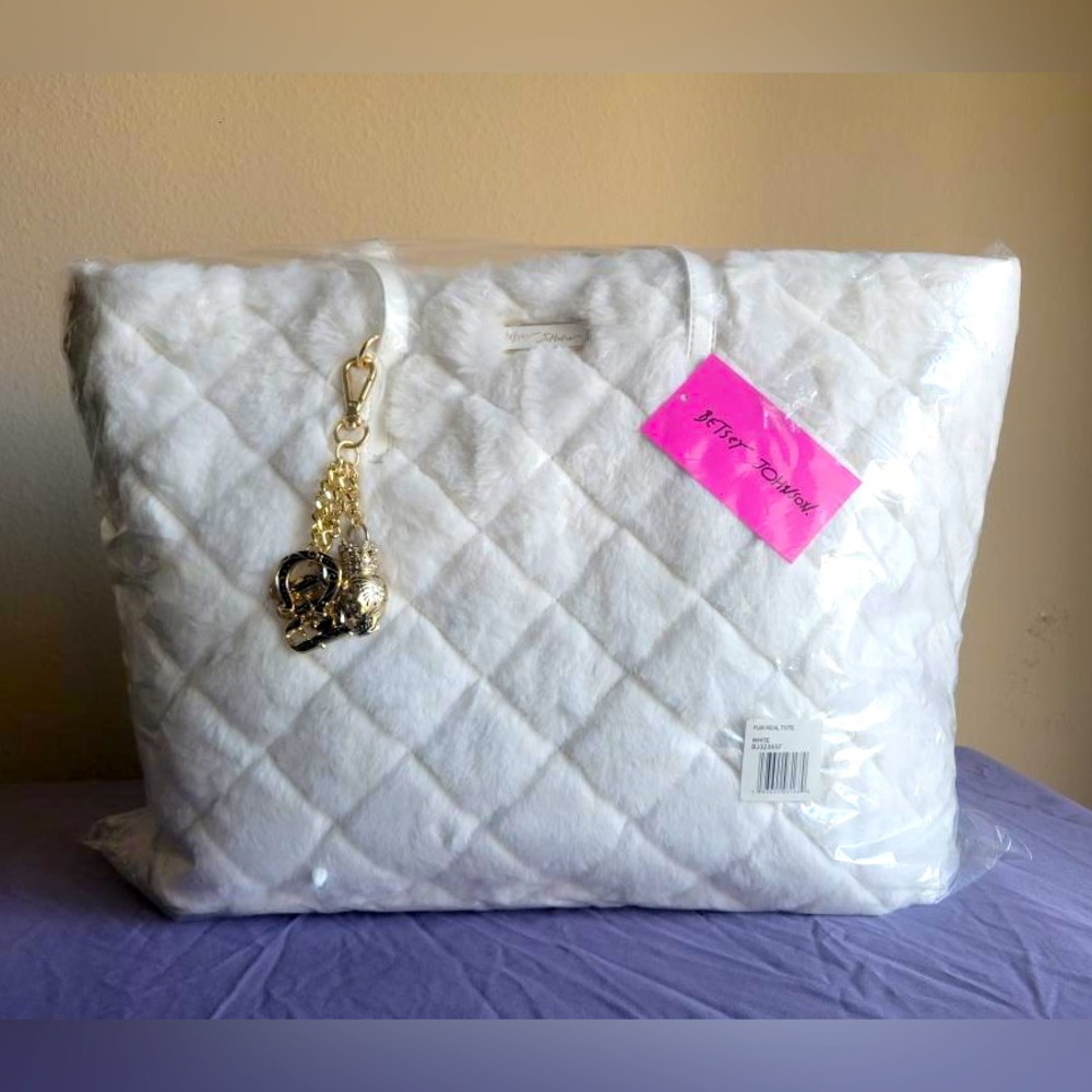 Betsy Johnson white tote faux fur never been used.
